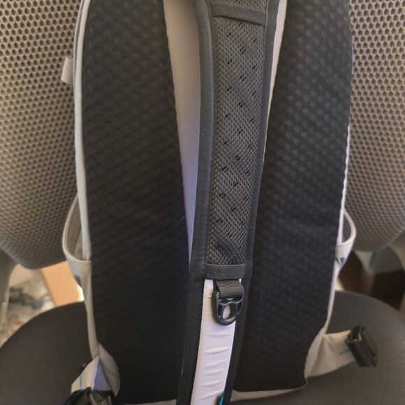 Pacsafe Eco Anti-Theft Sling 12L - Picture 3 of 6